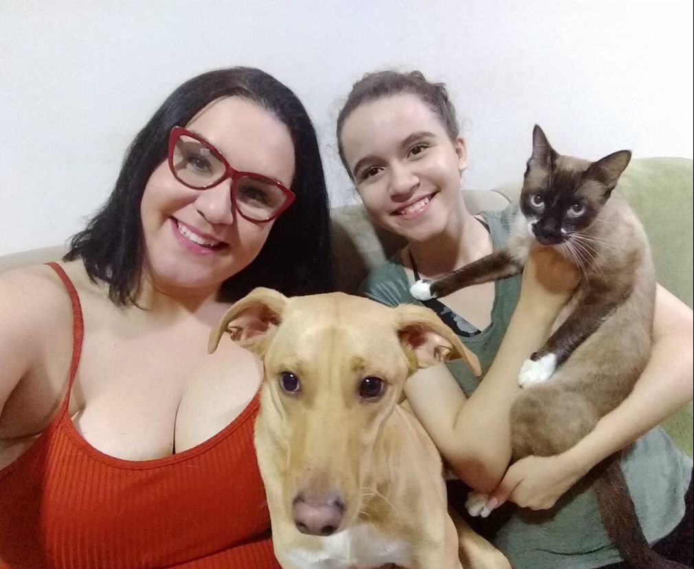 A adolescente que se transforma num gato