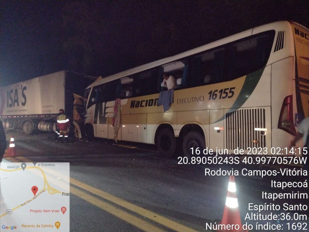 Acidente entre ônibus e caminhão deixa um morto e 14 feridos na BR 101, em  Itapemirim | Portal 27